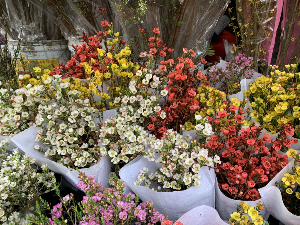 Học cách gói hoa đẹp mắt thu hút dịp bán hoa Tết. Ảnh minh họa - Nguồn Internet.