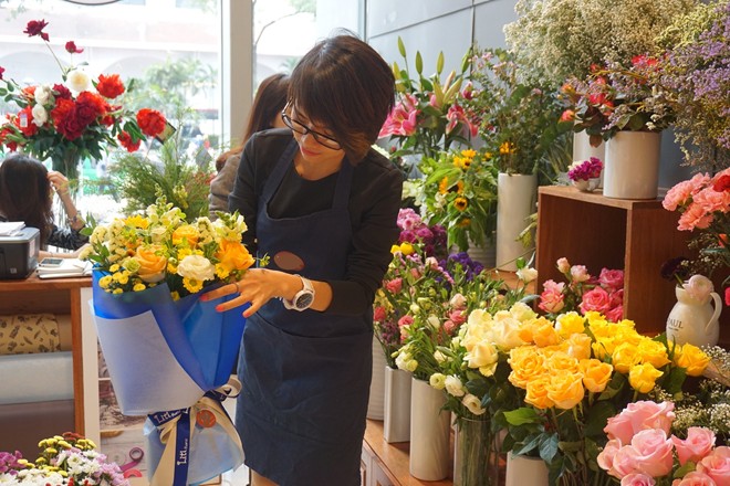 Phục vụ khách hàng tận tình là cách thu hút khách hàng tới cửa hàng hoa của bạn. Ảnh minh họa - Nguồn Internet.