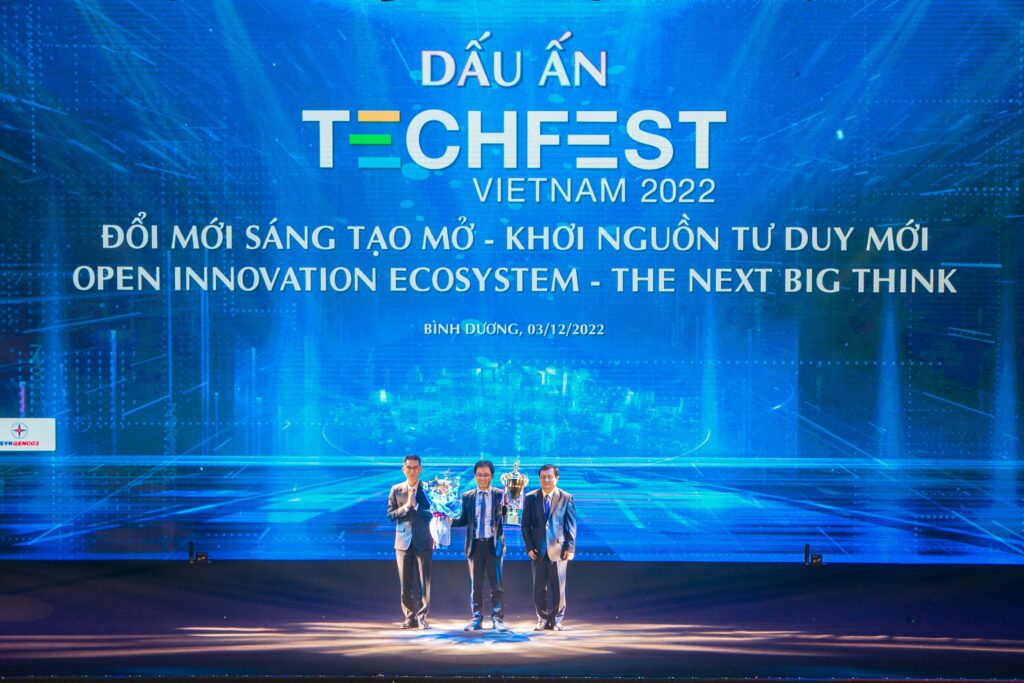 Anh Bùi Hải Nam - CEO Sổ Bán Hàng nhận giải thưởng Quán quân Techfest 2022