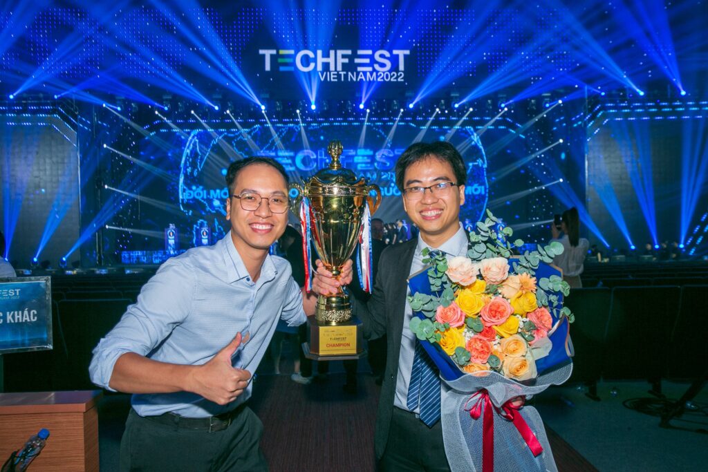 CEO kiêm đồng sáng lập Bùi Hải Nam cùng em trai Bùi Hải Long (CoFounder) tại đêm nhận giải