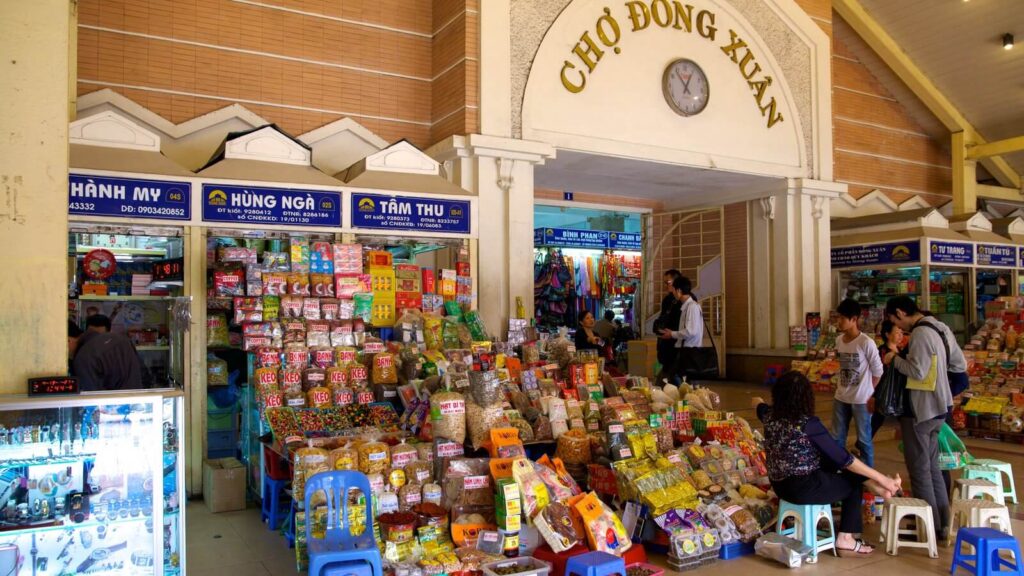 Chợ Đồng Xuân là nơi cung cấp một số mặt hàng cho các cửa hàng tạp hóa. Ảnh minh họa - Nguồn Internet.