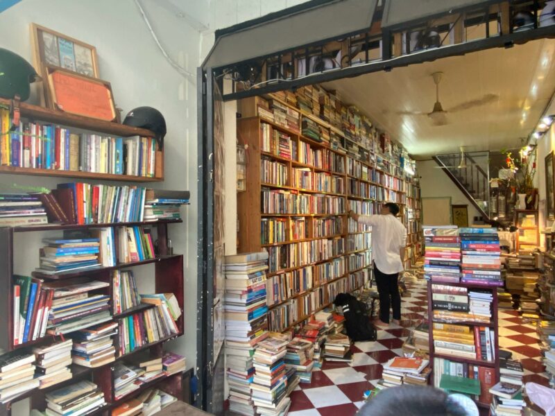 Hình: Kinh doanh cửa hàng sách cũ 
Nguồn: Internet
