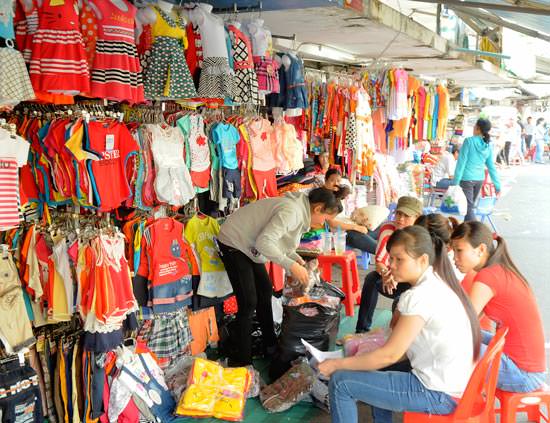 Tìm nguồn hàng sỉ quần áo trẻ em tại chợ
Nguồn: Internet