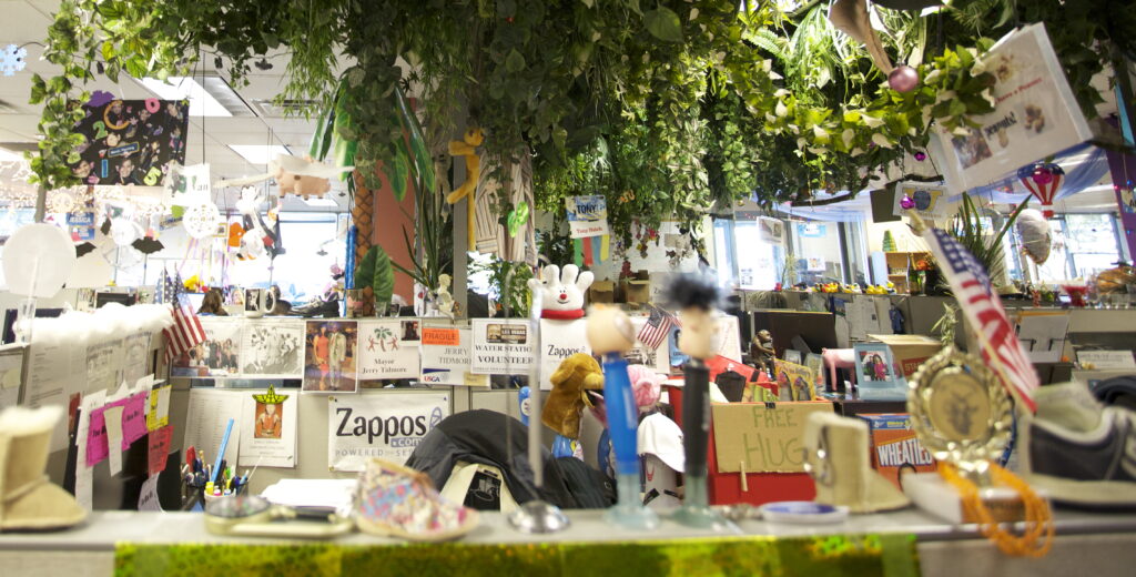 Hình: Môi trường làm việc Zappos
Nguồn: Internet