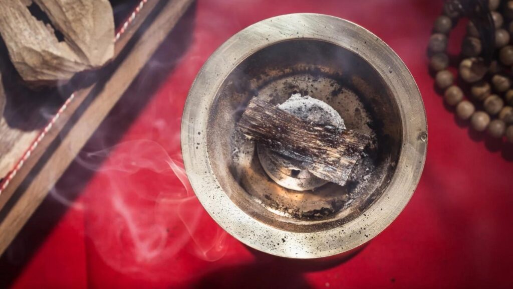 Hình: Đuổi vận xui bằng việc đốt trầm hương
Nguồn: Internet