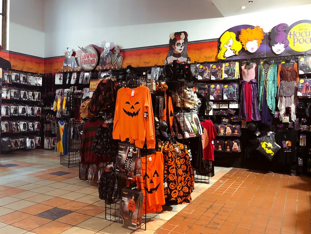 Hình: Kinh doanh trang phục hóa trang Halloween
Nguồn: Internet