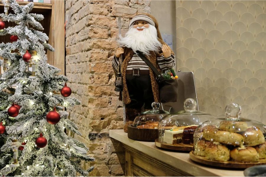 Hình: Gắn biểu tượng Giáng Sinh - ông già Noel cho quán Cafe
Nguồn: Internet
