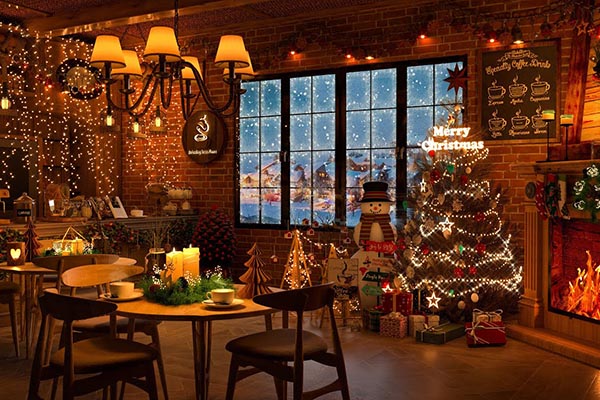 hiệu ứng ánh sáng trang trí Giáng Sinh quán cafe cùng dây đèn nhiều màu
