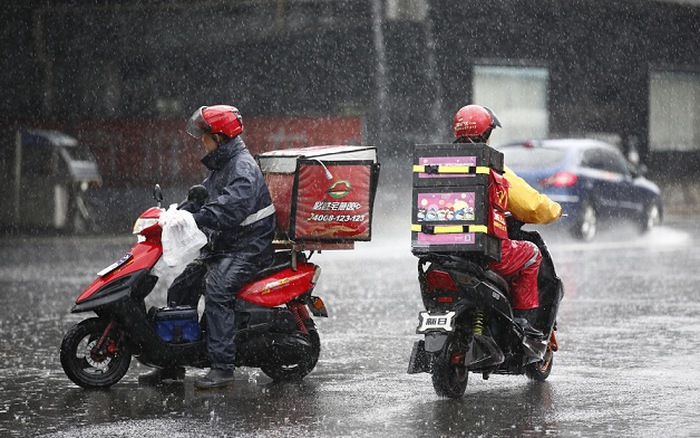 Hình: Những khó khăn khi ship hàng mùa mưa bão
Nguồn: Internet