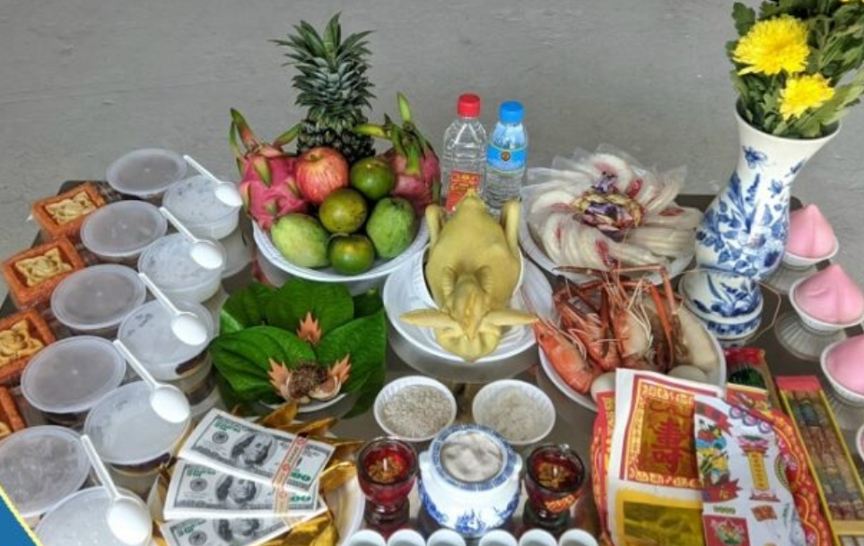 Bàn cúng Thổ Công xin lộc buôn bán
