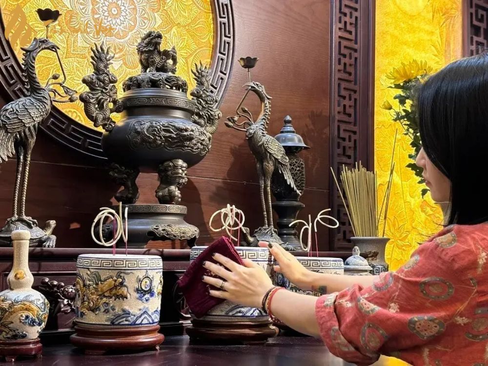 dịch vụ vệ sinh và chăm sóc bàn thờ