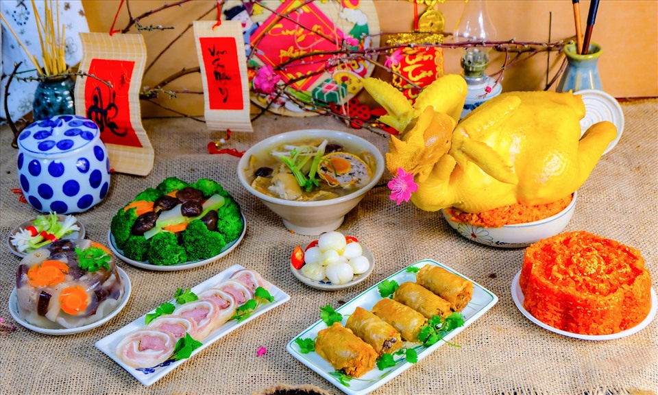 Đồ cúng và vật phẩm thờ cúng.